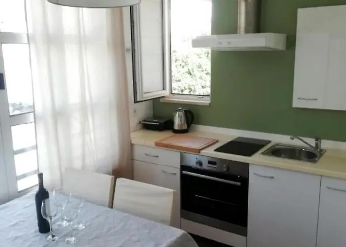 3 * Μακάρσκα